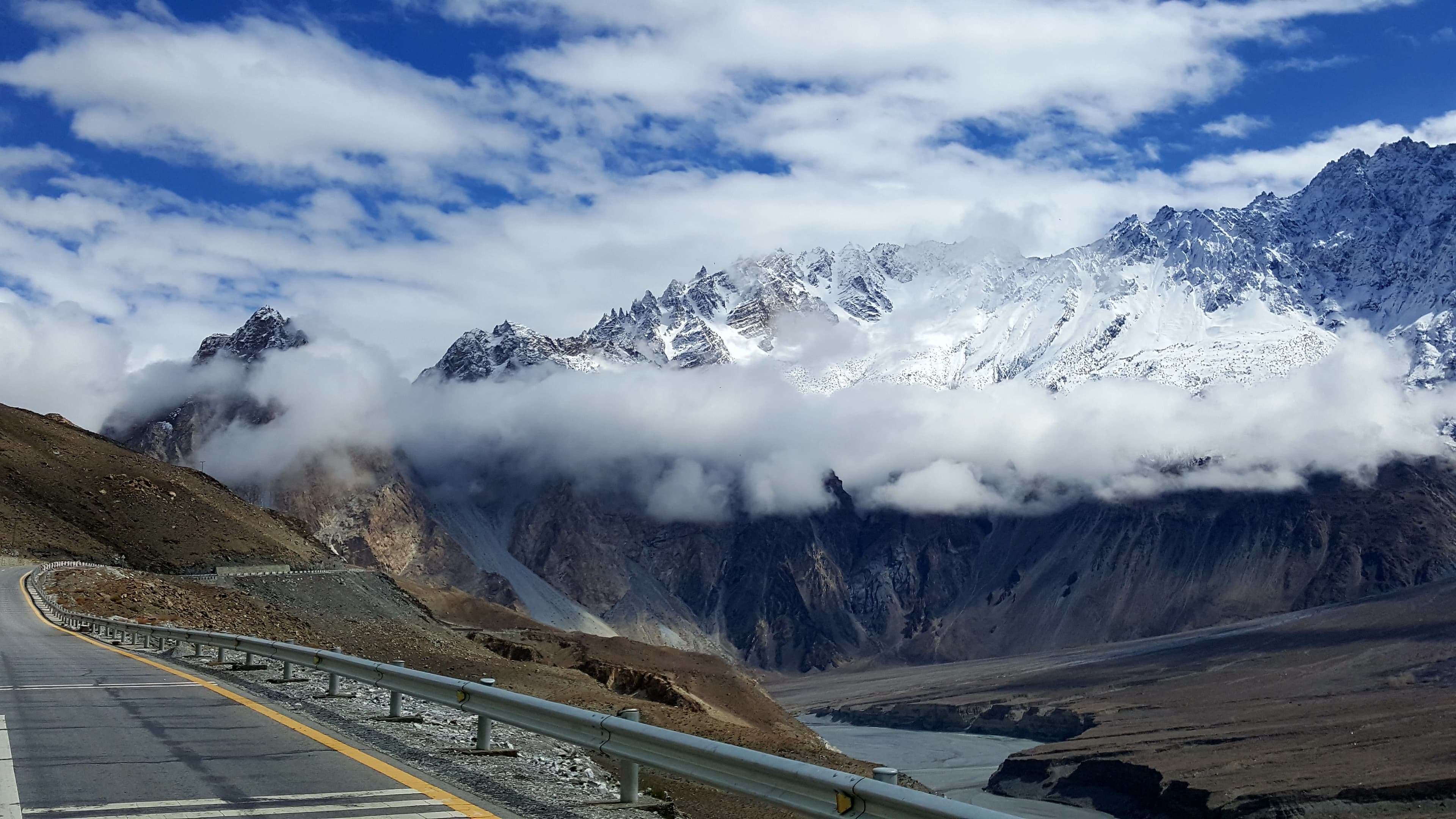 Karakoram_Highway_(KKH)_1.jpg