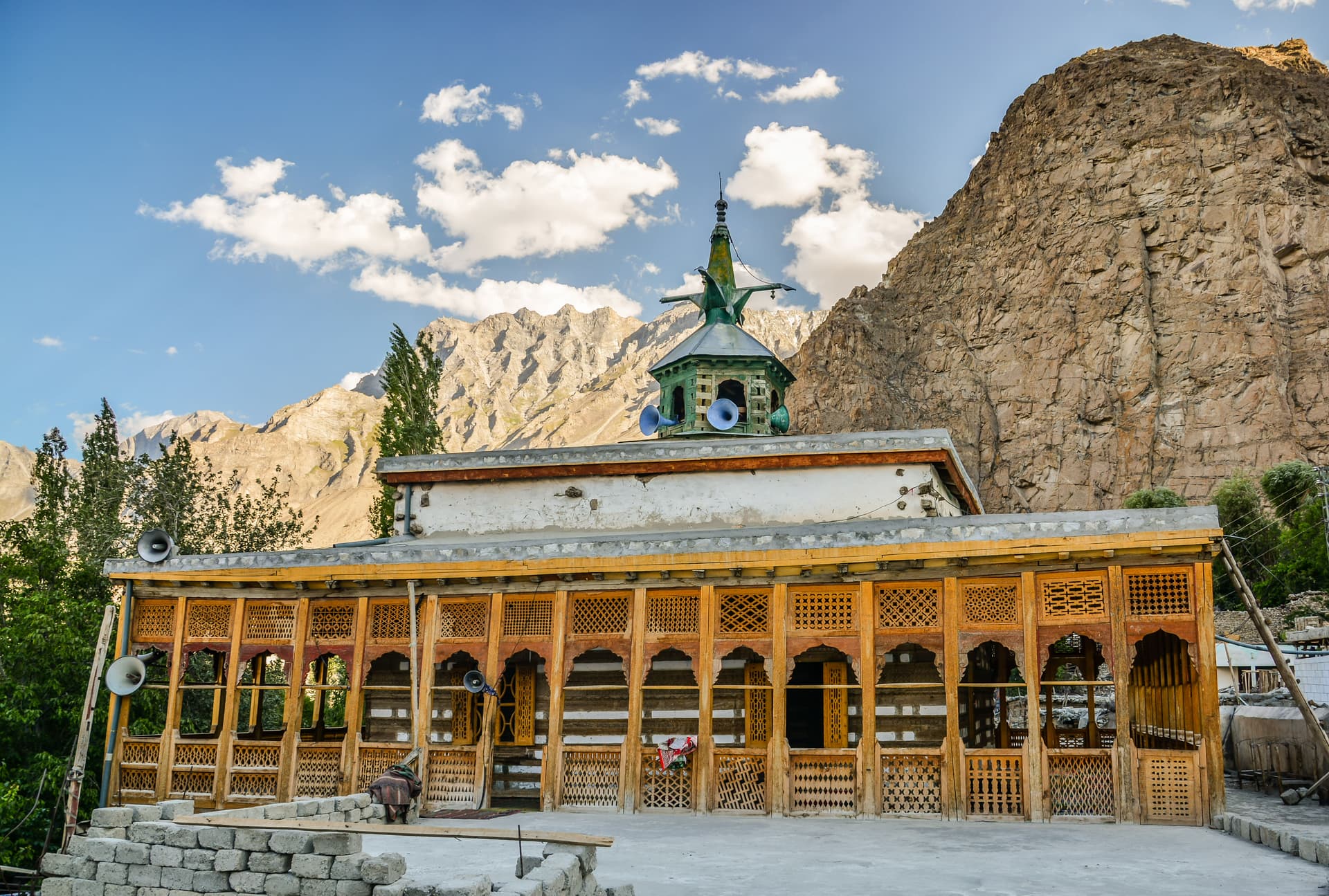 Side_view_of_Chaqchan_Mosque.jpg